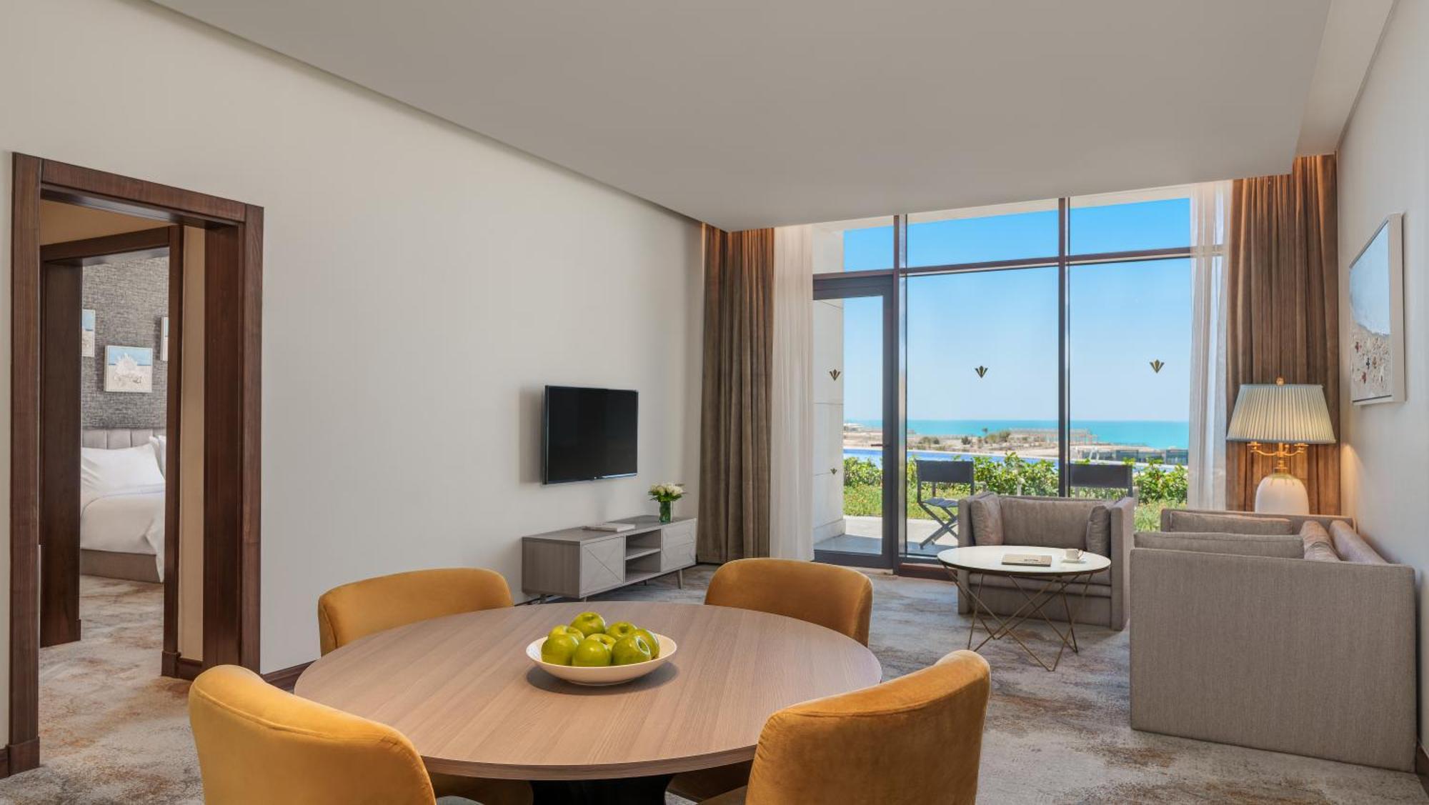 Rixos Premium Alamein 엘 알라메인 객실 사진 A living room at the hotel